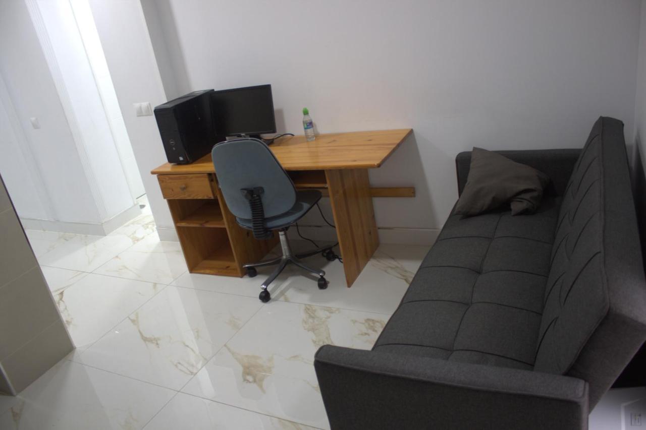 Room In Apartment - Habitacion Multiple 04 Carpetana マドリード エクステリア 写真