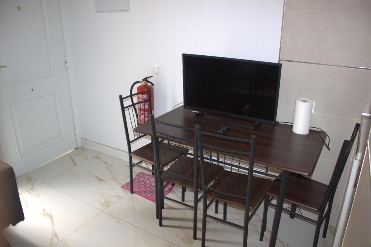 Room In Apartment - Habitacion Multiple 04 Carpetana マドリード エクステリア 写真